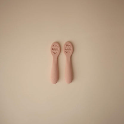 Mushie Colheres de Aprendizagem para Primeiros Passos na Alimentação do Bebê | Kit com 2 Colheres de Silicone Livres de BPA | Utensílios Resistentes e Laváveis na Lava-Louças | Cor: Rosa/Areia Vibrante