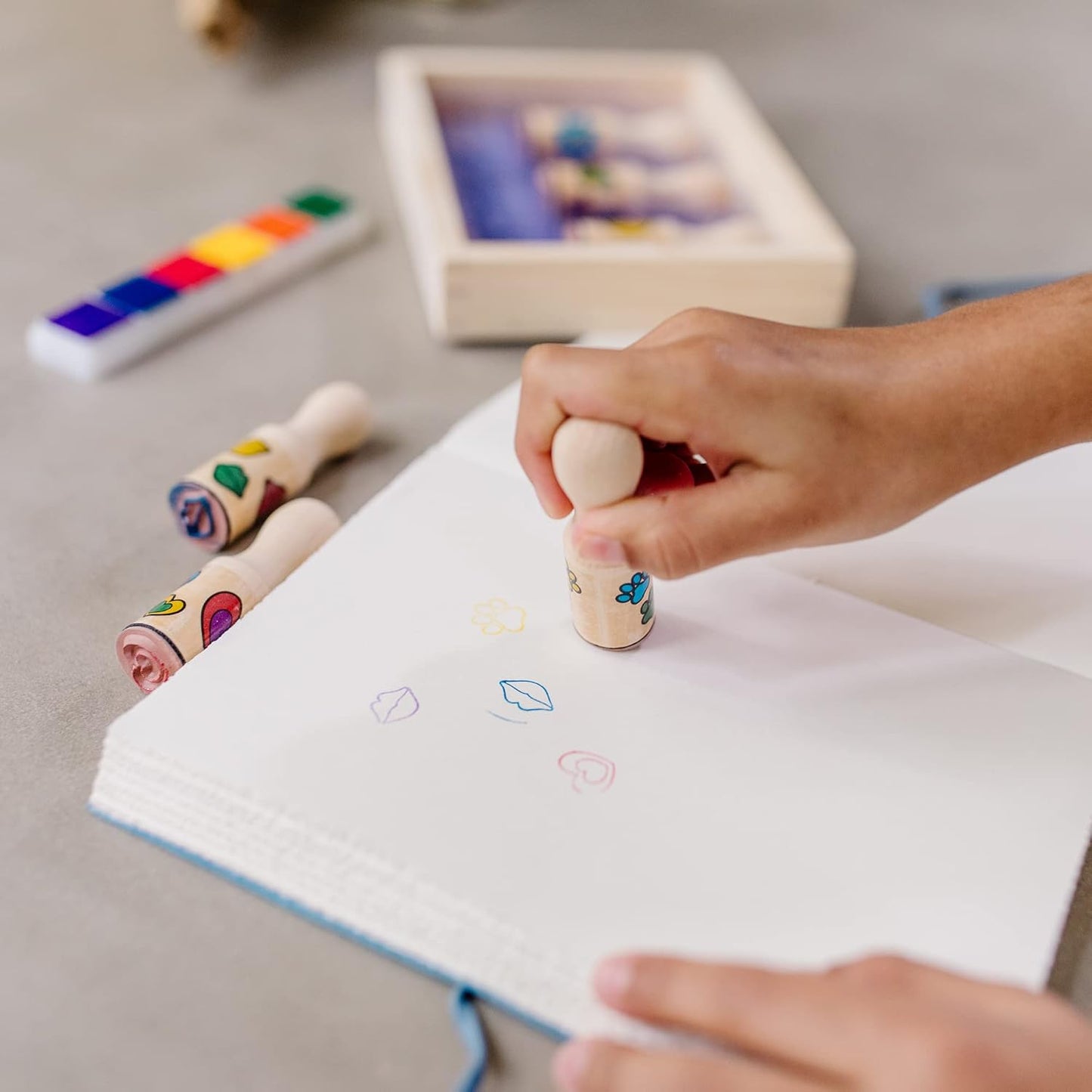 ¡Las pistas de Melissa y Doug Blue y tú! Sellos con mango de madera y bloc de actividades.