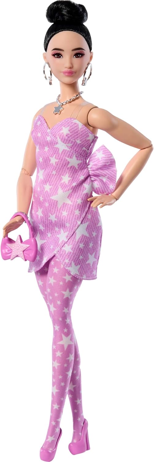 Barbie Deluxe Style Boneca nº 11 em vestido rosa jeans com estampa de estrelas e meia-calça combinando, cabelo preto preso em coque alto, acessórios como bolsa e joias, JJN71