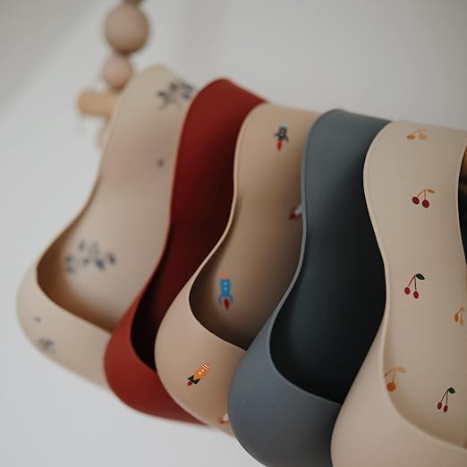 Mushie Babador de Silicone Baby | Babadores Impermeáveis com Ajuste Perfeito | Babadores Fáceis de Limpar para Alimentação do Bebê | 4 Tamanhos Ajustáveis com Bolsos Frontais Fundos | 100% Livre de BPA e Ftalatos