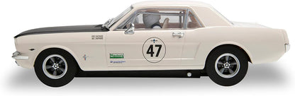 Scalextric Ford Mustang - Bill e Fred Shepherd - Renascimento de Goodwood. Turismo Clássico. Muscle cars, branco/preto (C4353)