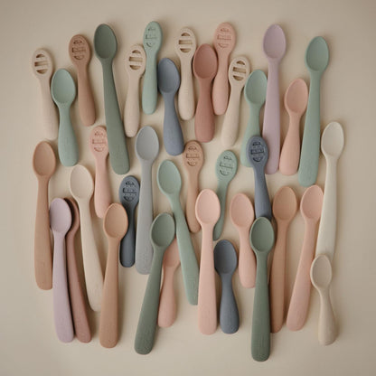 Mushie Colheres de Aprendizagem para Primeiros Passos na Alimentação do Bebê | Kit com 2 Colheres de Silicone Livres de BPA | Utensílios Resistentes e Laváveis na Lava-louças | Cor Natural/Areia Movediça