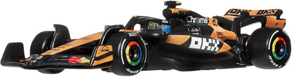 Hot Wheels Carro de corrida Premium da equipe McLaren Mastercard de Fórmula 1 | Carrinho colecionável do Lando Norris com pneus "Real Riders" e carroceria e chassi totalmente em metal