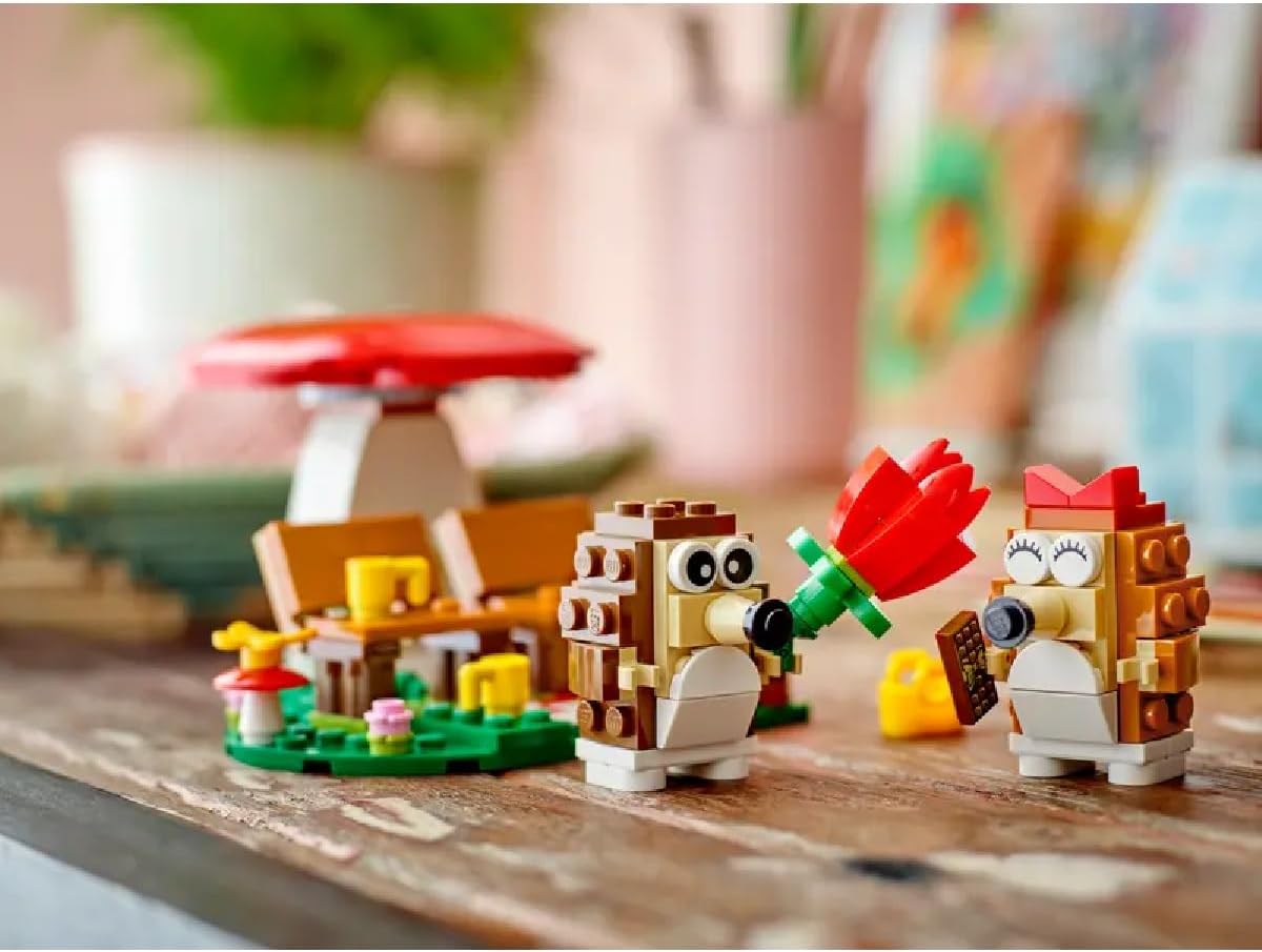 LEGO Hedgehog Picnic Date - Conjunto de brinquedos de animais para meninas e meninos de 8 anos ou mais - Conjunto de construção natural com modelo de cogumelo e 2 figuras - Decoração de Dia dos Namorados - Presente