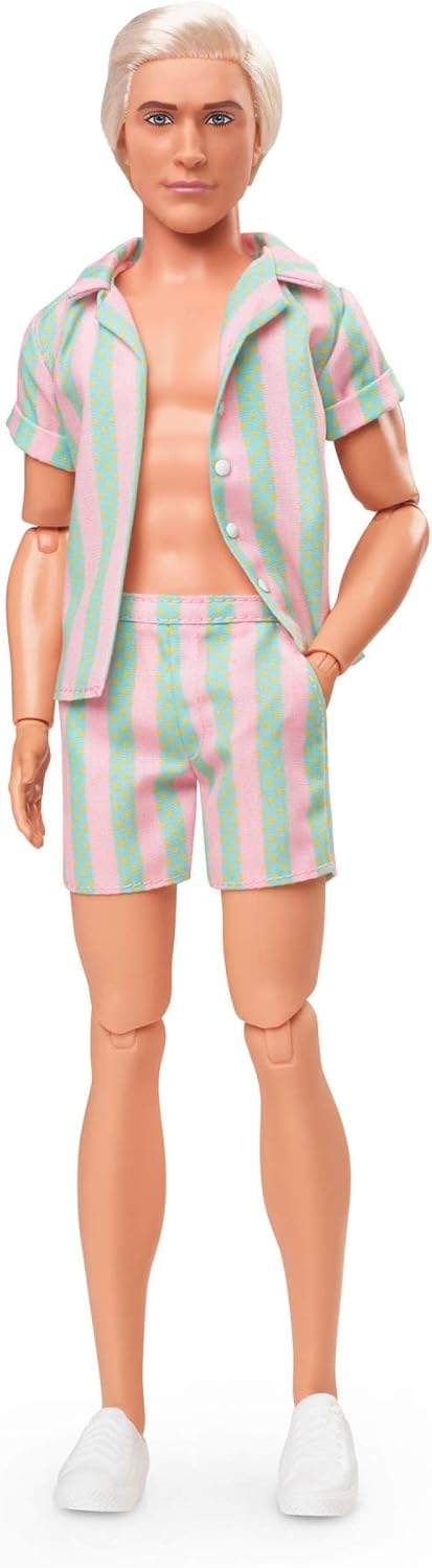 Barbie O Filme - Boneco Ken vestindo conjunto de praia listrado em tons pastel de rosa e verde, com prancha de surfe e tênis brancos, JBJ54