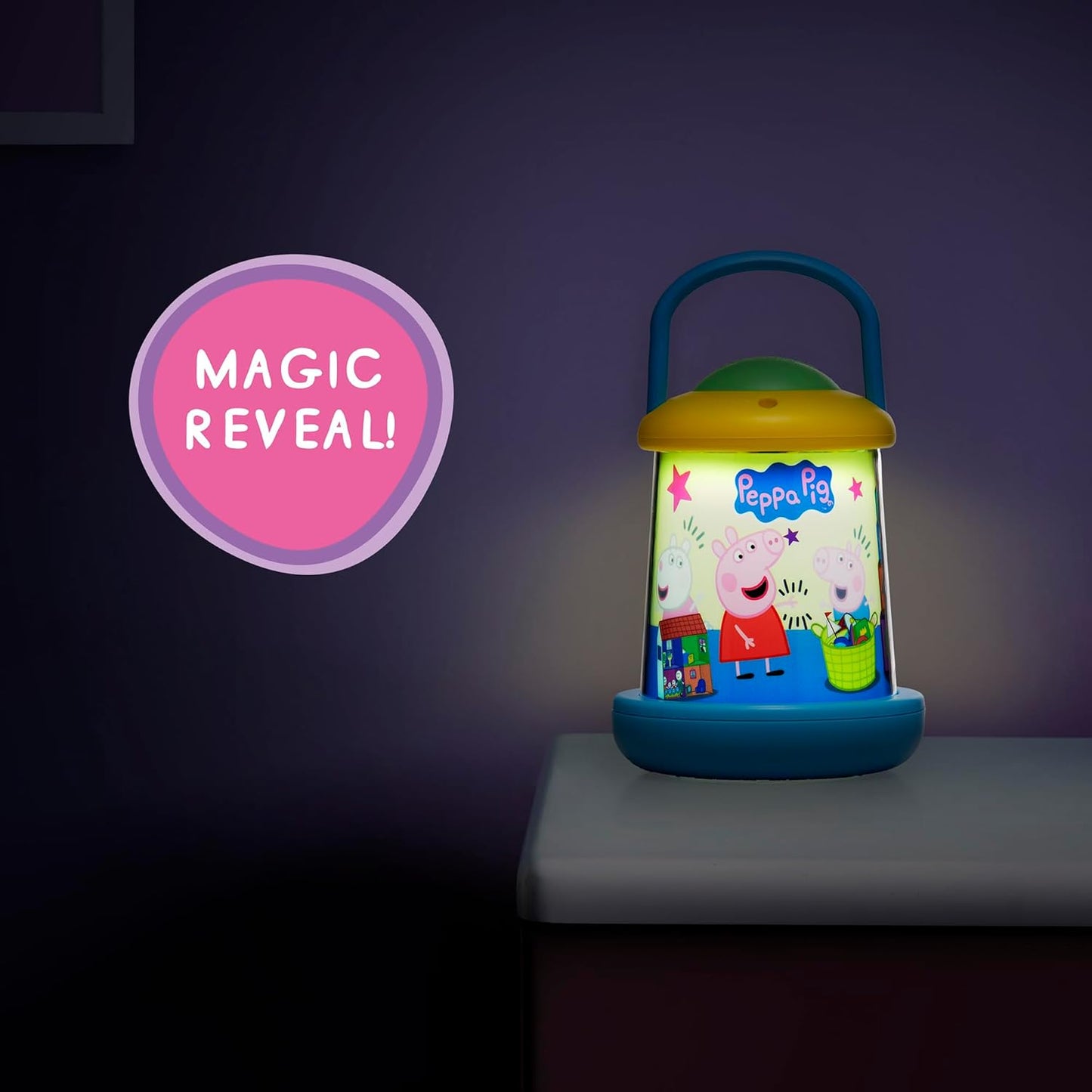 WOW! STUFF Light Revealers Peppa Pig Night Light - Lanterna com Cena Mágica 360° e Desligamento Automático - Luminária Portátil para Quarto Infantil com Alimentação USB ou Pilhas - Brinquedo Oficial da Peppa Pig