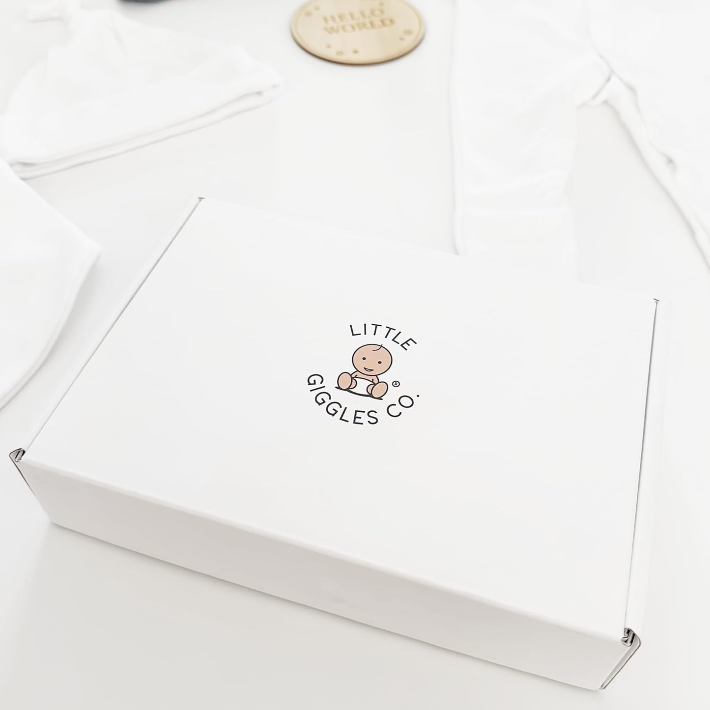 Presentes para recém-nascidos Little Giggles Co.® - Caixa de oferta com 6 peças, edredão de musselina de coelho e brinquedo sensorial, macacão de algodão, chapéu e babete, Olá, mundo, artigos essenciais para bebés recém-nascidos
