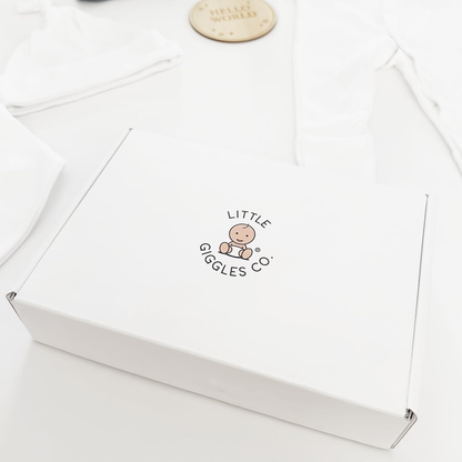 Presentes para recém-nascidos Little Giggles Co.® - Caixa de oferta com 6 peças, edredão de musselina de coelho e brinquedo sensorial, macacão de algodão, chapéu e babete, Olá, mundo, artigos essenciais para bebés recém-nascidos