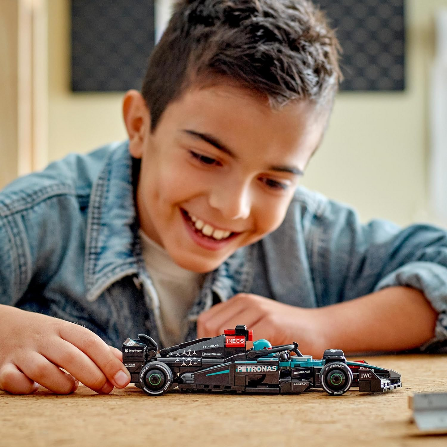 LEGO Speed Champions Mercedes-AMG F1 W15 Race Car Toy com uma minifigura colecionável de piloto de Fórmula 1 - Kits de modelos para meninos e meninas de 10 anos ou fãs adultos de automobilismo 77244