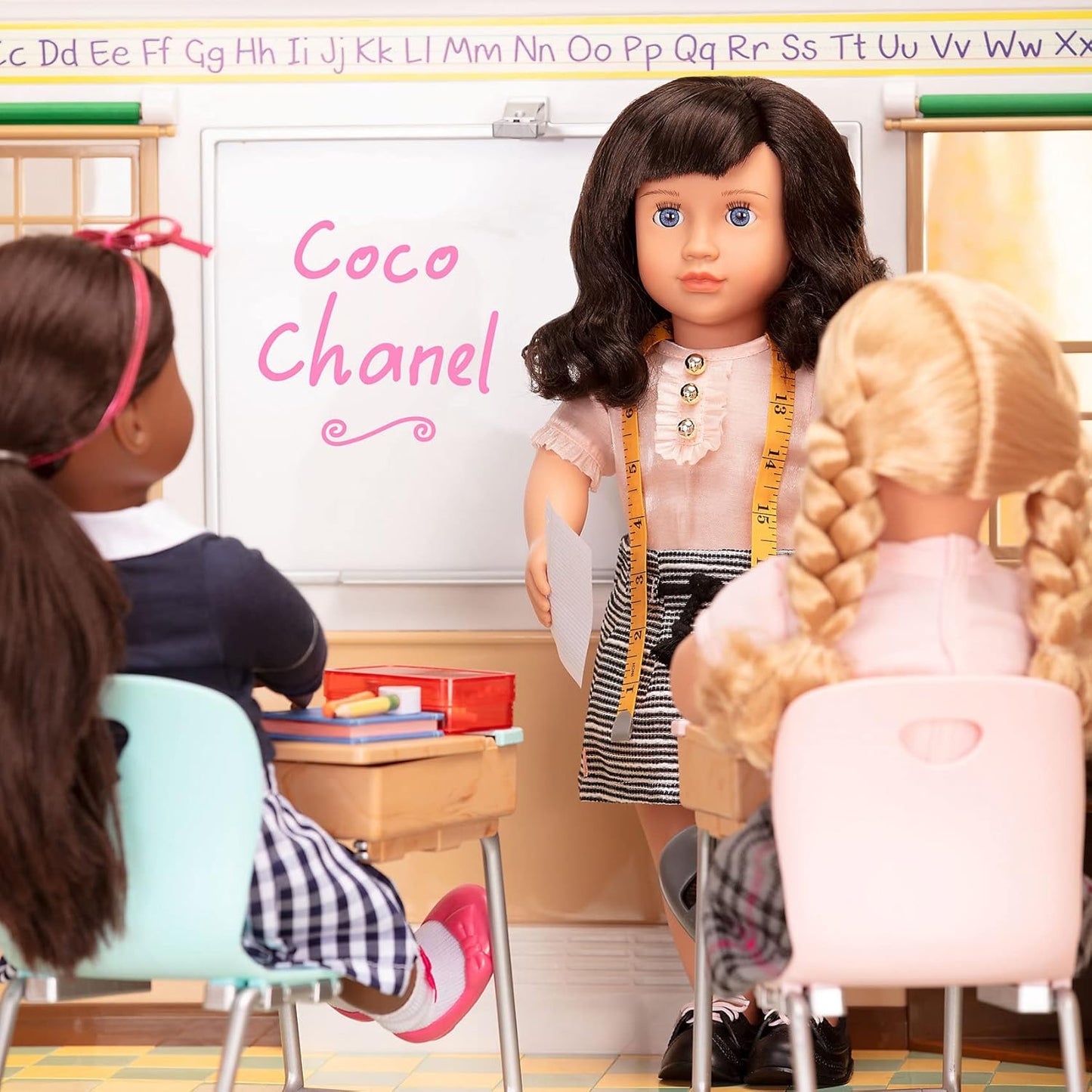 O nosso conjunto de brinquedos escolares Generation Awesome Academy totalmente abastecido para bonecas de 45 cm, inclui uma variedade de acessórios de sala de aula realistas para maiores de 3 anos