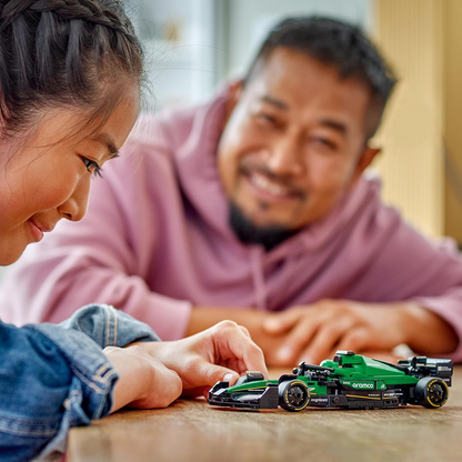 LEGO Speed Champions Aston Martin Aramco F1 AMR24 Race Car Toy com uma minifigura colecionável de piloto de Fórmula 1 - Kits de modelos para meninos e meninas de 10 anos ou fãs adultos de automobilismo 77245