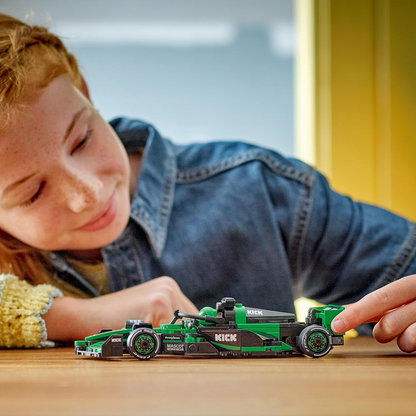 LEGO 77247 Speed Champions KICK Sauber F1 Team C44 Race Car Toy com uma minifigura colecionável de piloto de Fórmula 1 - Kits de modelos para meninos e meninas de 10 anos ou fãs adultos de automobilismo