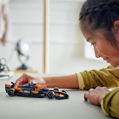 LEGO Speed Champions McLaren F1 Team MCL38 Race Car Toy com uma minifigura colecionável de piloto de Fórmula 1 - Kits de modelos para meninos e meninas de 10 anos ou fãs adultos de automobilismo 77251