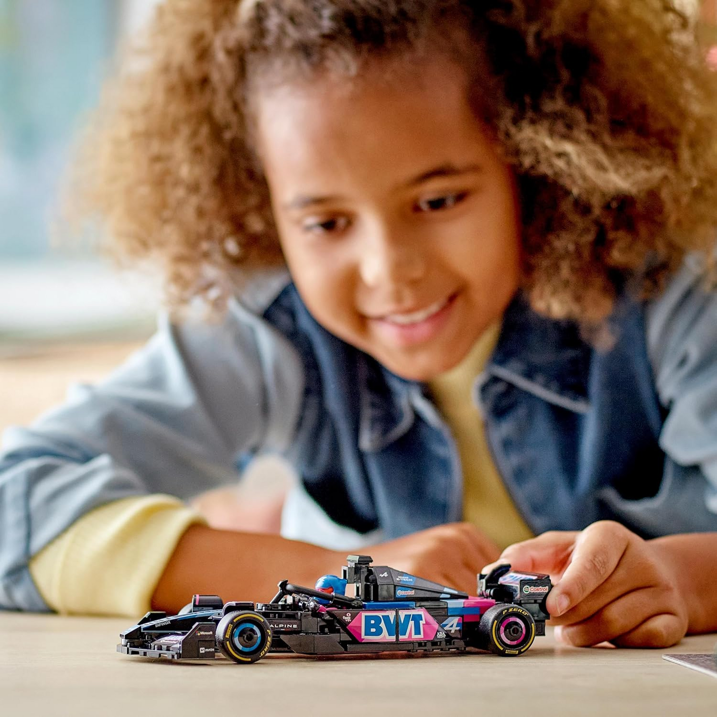 LEGO Speed Champions BWT Alpine F1 Team A524 Race Car Toy com uma minifigura colecionável de piloto de Fórmula 1 - Kits de modelos para meninos e meninas de 10 anos ou fãs adultos de automobilismo 77248