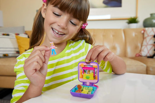 Polly Pocket™ Tiny Pocket Places Polly™ Farmer's Market Compact com barraca de limonada removível, personalização de fotos, revelações, boneca Micro Polly™ e folha de adesivos
