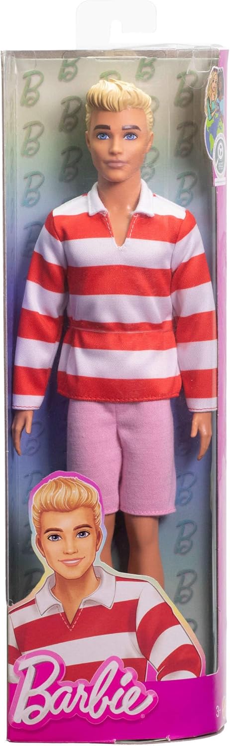 Barbie Fashionistas Ken Boneco #241 com cabelo loiro vestindo camisa polo listrada vermelha e branca com shorts rosa, meias brancas e tênis, HYV01
