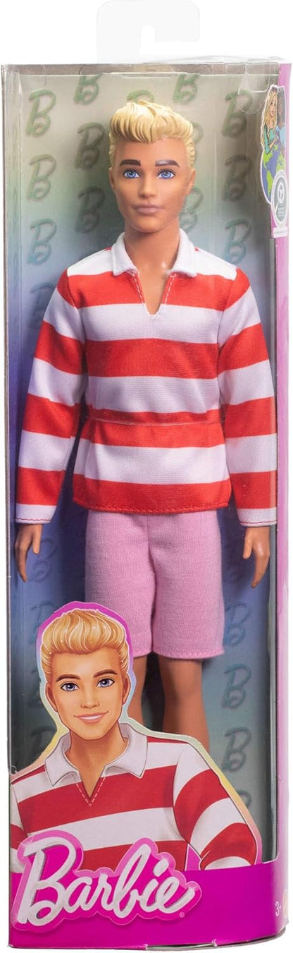 Barbie Fashionistas Ken Boneco #241 com cabelo loiro vestindo camisa polo listrada vermelha e branca com shorts rosa, meias brancas e tênis, HYV01