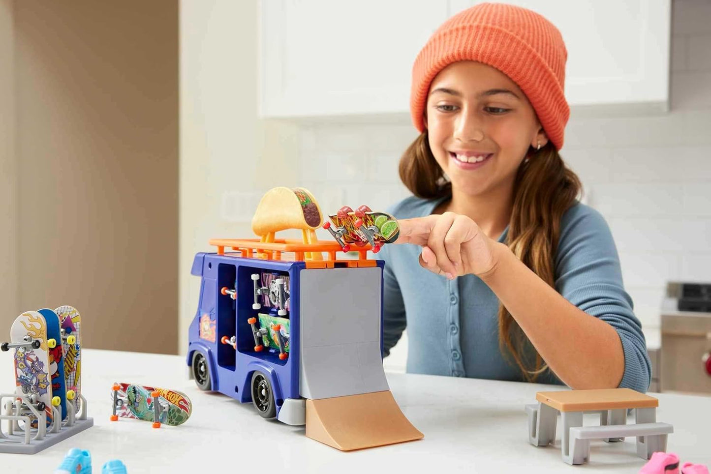 Hot Wheels Estojo Skate Taco Truck - Com corrimão retrátil para manobras radicais de skate, inclui fingerboard exclusivo e sapatos de skate removíveis, para crianças a partir de 5 anos, HMK00