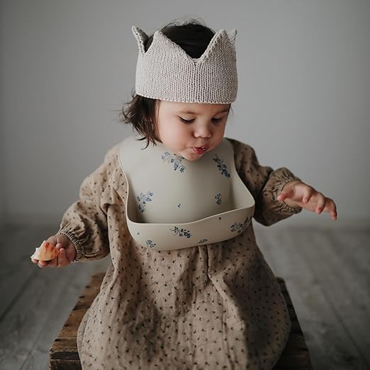 Mushie Babador de Silicone Baby | Babadores Impermeáveis com Ajuste Perfeito | Babadores Fáceis de Limpar para Alimentação do Bebê | 4 Tamanhos Ajustáveis com Bolsos Frontais Fundos | 100% Livre de BPA e Ftalatos