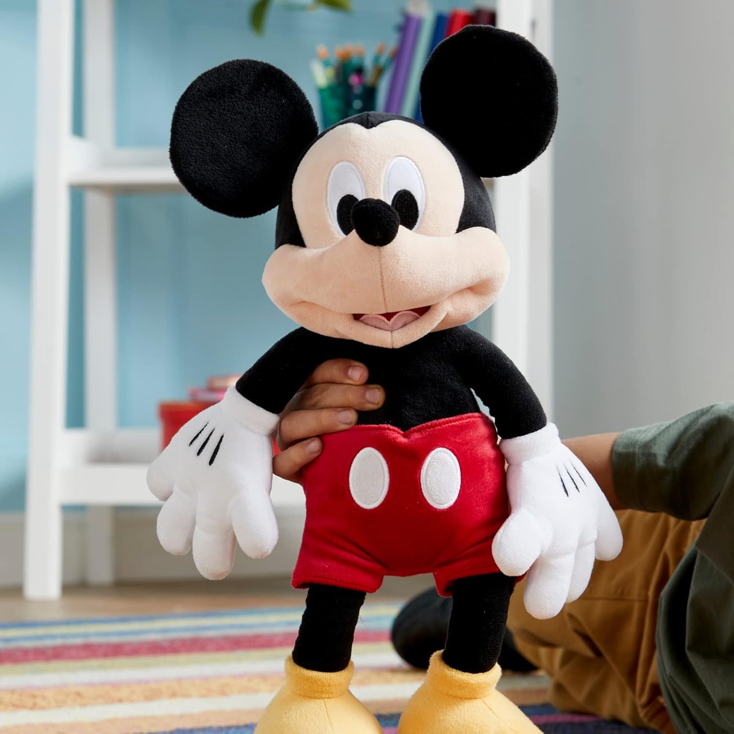 Disney Mickey Mouse de Pelúcia Tamanho Médio Oficial da Disney Store para Crianças, 45cm/17”, Personagem Macio com Acabamento Suave e Detalhes Bordados - Adequado para Crianças a partir de 0 anos