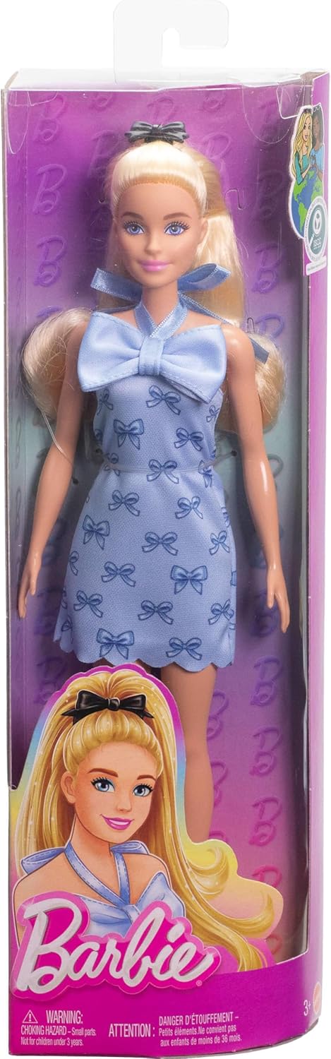Barbie Boneca Fashionistas nº 237 com rabo de cavalo loiro ondulado, vestido azul com laço no pescoço, laço de cabelo preto e sapatos de salto azul combinando, HYT93