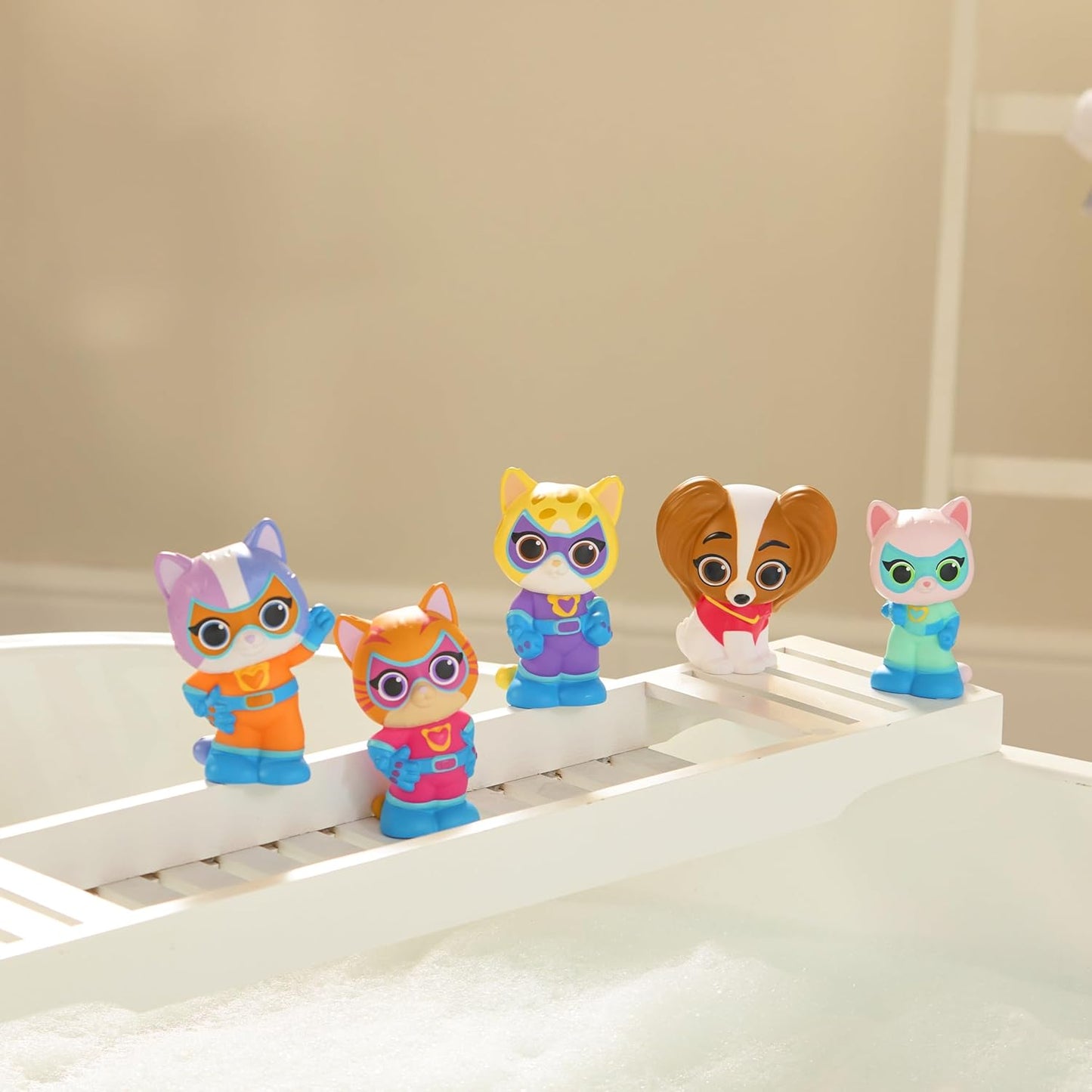 Disney Conjunto de brinquedos para banho SuperKitties da Store, oficial, 5 peças, incluindo Bitsy, Ginny, Sparks, Buddy e Mr. Puppypaws, balde com tampa escorredora, para banho, piscina infantil e brinquedo de jardim, a partir de 6 meses