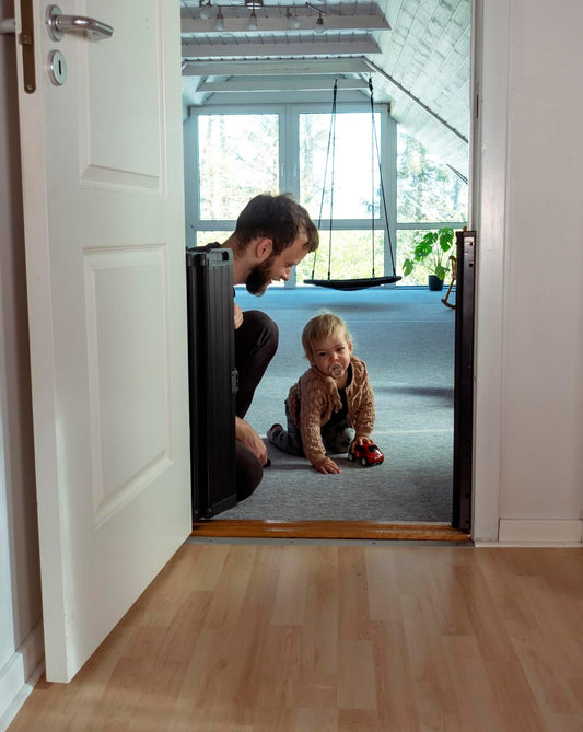 BabyDan Guard Me, Puerta de escalera retráctil automática, Se adapta a aberturas de entre 55 y 89 cm/21,7-35 pulgadas, Negro, Fabricado en Dinamarca - Puerta para bebés/puerta de seguridad (puerta para mascotas/puerta para perros)