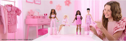 Barbie Deluxe Style Boneca nº 10 com Conjunto de Blusa e Saia Jeans Rosa com Estampa de Laço, Cabelo Preto, Aparelhos Auditivos Retroauriculares e Acessórios como Bolsa, JJN70