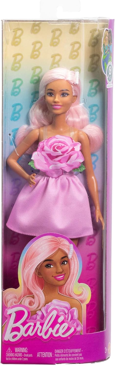 Barbie Boneca Fashionistas nº 238 com cabelo rosa pastel, usando vestido tomara que caia com corpete rosa, presilha de cabelo perolada e sandálias de salto alto rosa com tiras, HYT94