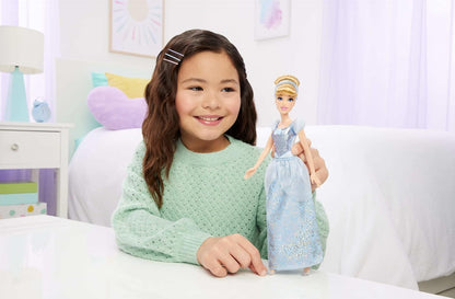 Mattel Boneca Disney Princess Cinderela da com Visual Clássico | Moda Brilhante com Saia, Tiara e Sapatos Removíveis; Articulada e Colecionável; Inspirada no Filme da Disney, HLW06