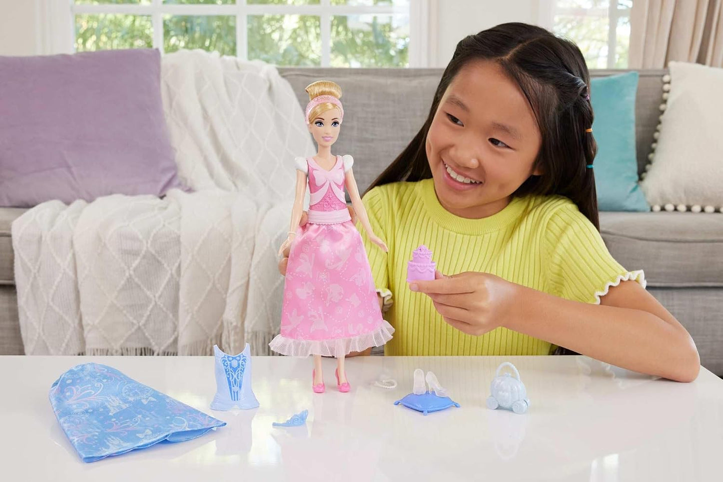 Mattel Boneca de Moda Cinderela Disney Princess da com 2 Visuais para Criar Histórias | Boneca Articulada com 9 Acessórios, 2 Corsetes de Encaixe e 2 Saias, Histórias 2 em 1 Inspiradas no Filme Cinderela da Disney, JCR95