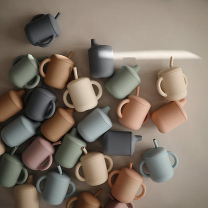 Mushie Copo de Silicone | Copo de Transição para Bebês a partir de 6 Meses | Capacidade: 175 mL | Tampa Removível | Material: Silicone de Grau Alimentício | Pode ser lavado na lava-louças e usado no micro-ondas (Lilás Suave)