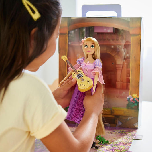 Disney Store Official Rapunzel Story Doll para crianças, Enrolados, 28 cm/11”, com Pascal, 2 roupas, acessórios, pacote de colorir e atividades e caixa que se dobra para um palco de brincadeira