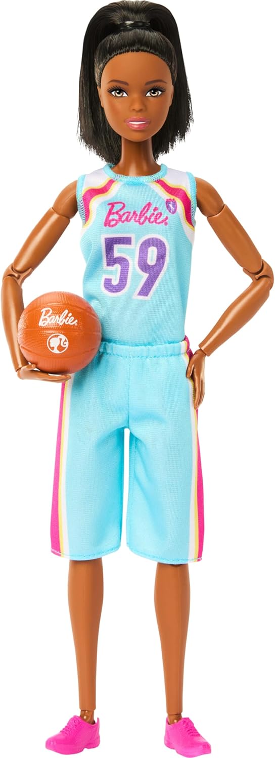 Barbie Boneca Made to Move e acessórios, jogadora de basquete morena usando uniforme removível com bola, 22 articulações dobráveis, HKT74