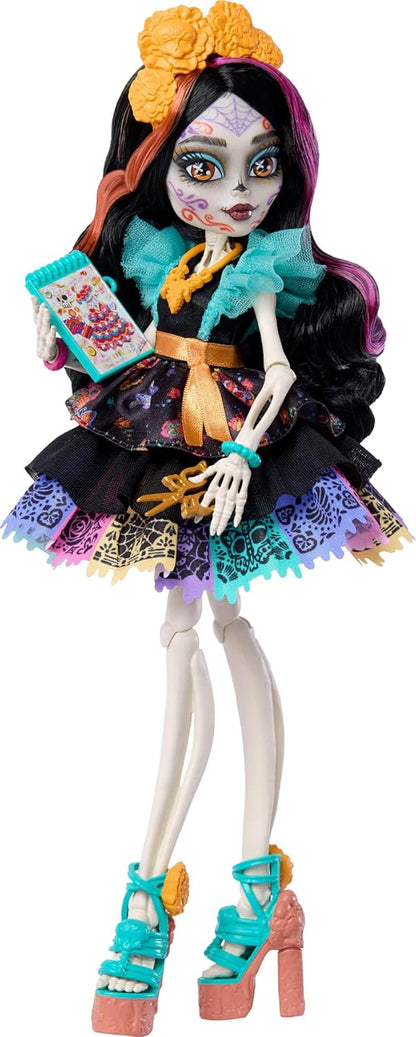 Monster High,Boneca Skelita Calaveras, com vestido colorido de papel picado, acompanhada de sua cachorrinha Candelita e 7 acessórios como caderno de desenho, lanche e bolsa a tiracolo, JHK34