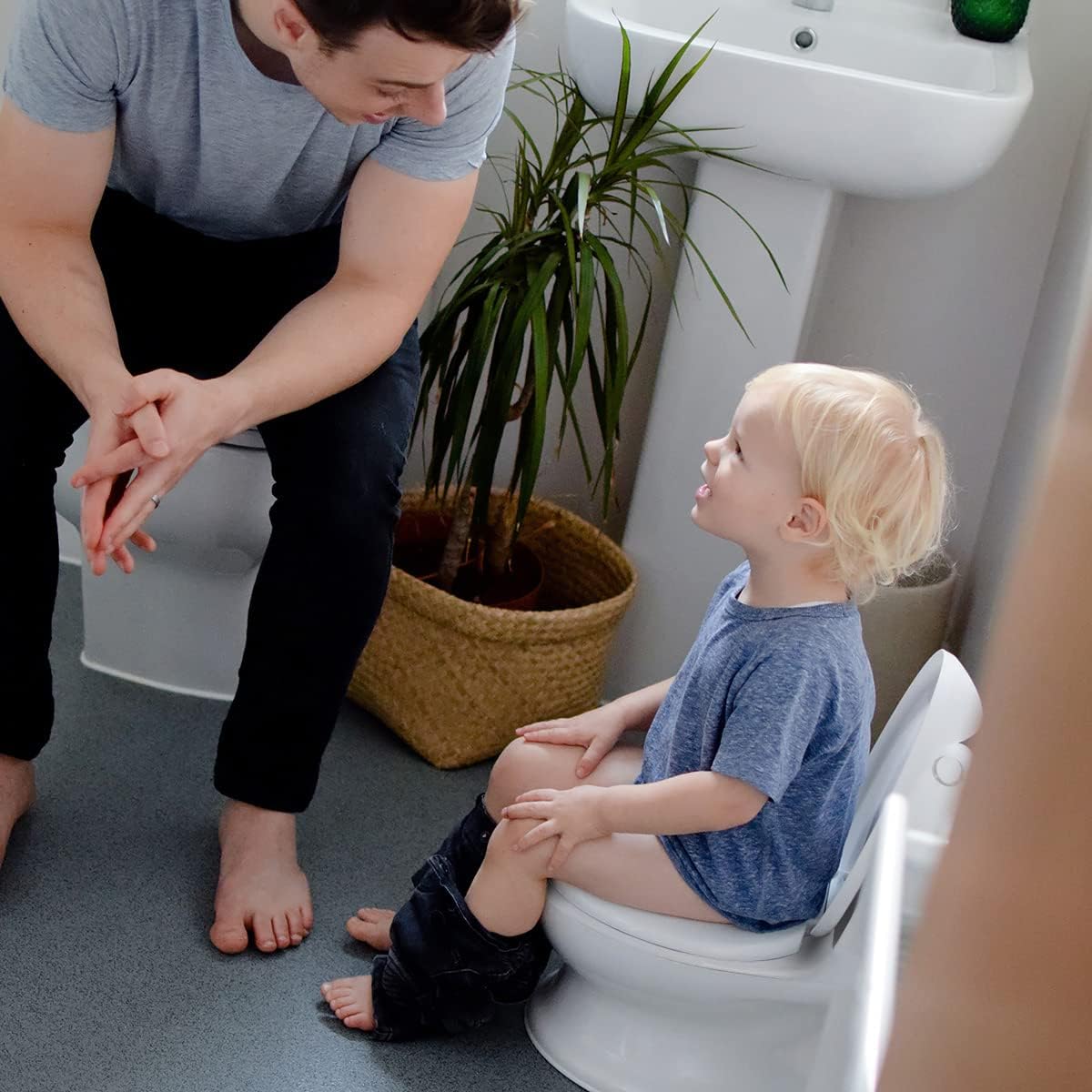 Nuby My Real Urinal Potty Training Toilet para meninos com botão de descarga realista e som para bebês e crianças, branco