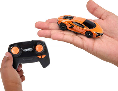 Hot Wheels Carrinho de brinquedo RC, Lamborghini Revuelto com controle remoto na escala 1:64, recarregável com cabo USB, corridas e manobras dentro e fora da pista com turbo boost, HWW55
