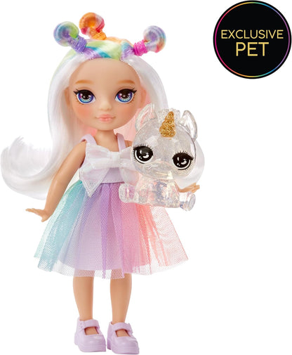 Rainbow High Littles - Opal Raine - Boneca Fashion Pequena e Articulada - Boneca Arco-Íris de 14 cm de Altura com Bolsa e Unicórnio de Estimação Mágico - Ideal para Crianças e Colecionadores