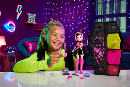 Monster High Boneca e conjunto de moda, boneca Draculaura, Skulltimate Secrets: Neon Frights, armário de vestir com mais de 19 surpresas, HNF78