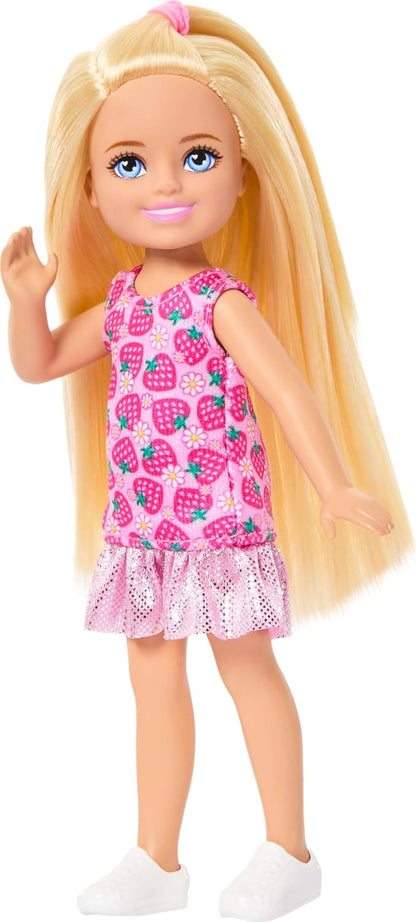 Barbie Boneca Club Chelsea, tamanho pequeno, 15 cm, com cabelo loiro, vestido removível com estampa de morango e sapatos, JJB33