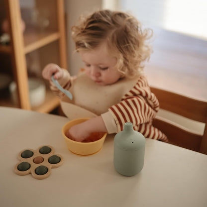 Mushie Copo de Silicone | Copo de Transição para Bebês a partir de 6 Meses | Capacidade: 175 mL | Tampa Removível | Material: Silicone de Grau Alimentício | Pode ser lavado na lava-louças e usado no micro-ondas (Azul Claro)