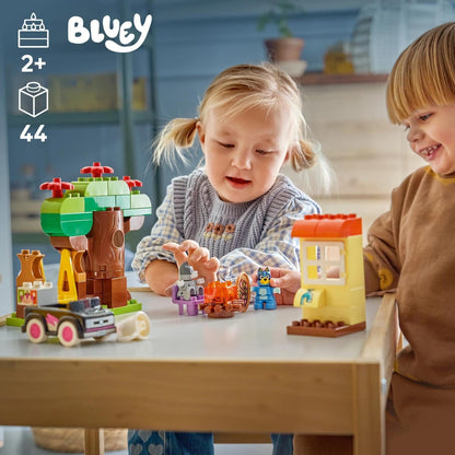 LEGO DUPLO Bluey Pizza Girls com Muffin e Bluey - Brinquedo Educativo para Desenvolvimento da Coordenação Motora em Crianças - Conjunto Montessori com Carro, 2 Figuras, Árvore e Balanço - Presente para Meninas e Meninos a partir de 2 Anos - 10469