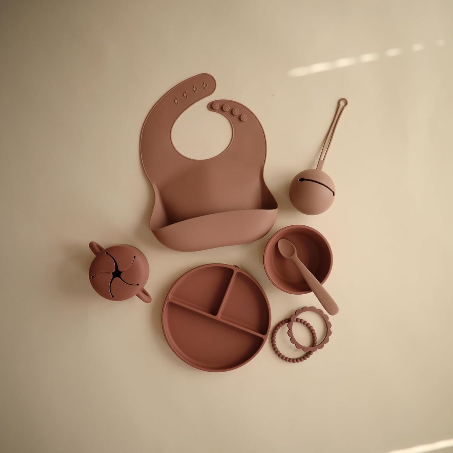 Mushie Tigela de silicone com ventosa, tigela antiderrapante com ventosa para bebês e crianças pequenas, material: silicone de qualidade alimentar, pode ser lavada na lava-louças e usada no micro-ondas (Marmota)