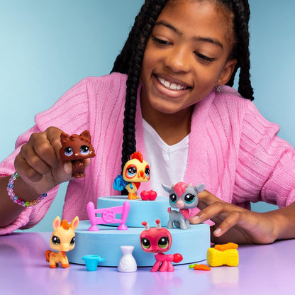 Littlest Pet Shop Collectors 5 Pack Barnyard | O pacote contém 5 mini brinquedos LPS, 7 acessórios, 1 cartão colecionável e 1 código virtual | Brinquedos colecionáveis para meninas e meninos