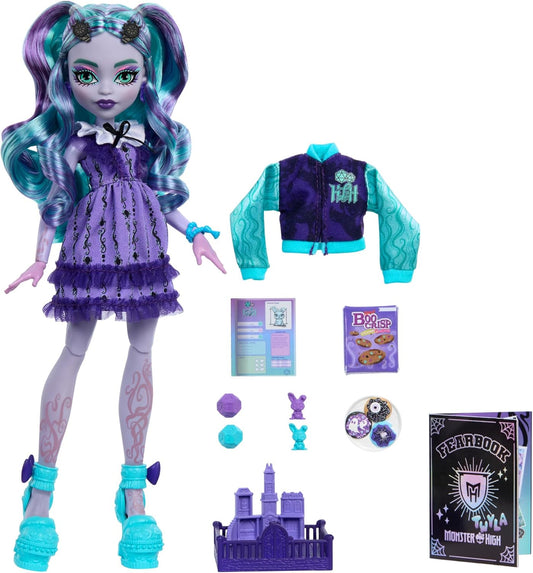 Juego de muñeca y accesorios Fearbook Twyla con temática de Monster High Game Club, que incluye chaqueta universitaria, anuario, juego de mesa y galletas