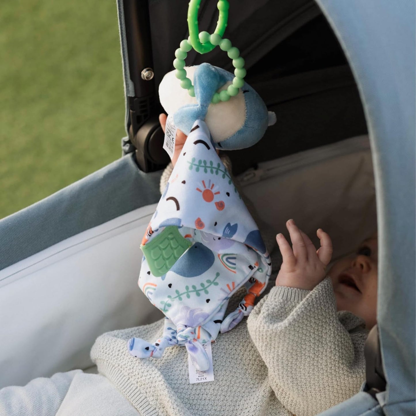 Nuby Linkables - Acessórios multicoloridos para assento de carro e carrinho de bebê - Versátil | Fácil de limpar | Desenvolvimento sensorial (pacote com 18)