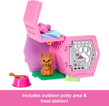 Barbie Conjunto de Brinquedo Chelsea® com Bolsa para Cachorrinho, Boneca Pequena Loira e Acessórios, Bolsa para Cachorrinho com Peças Temáticas de Cachorrinho, JDF89