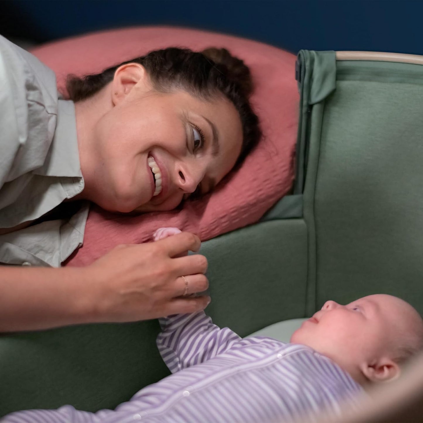 Maxi-Cosi Berço co-leito Iora, berço co-leito dobrável, 0-6 meses, 9 kg máx., 4 inclinações e 5 alturas, sistema deslizante, colchão confortável, cesto grande, fácil de transportar, além do verde