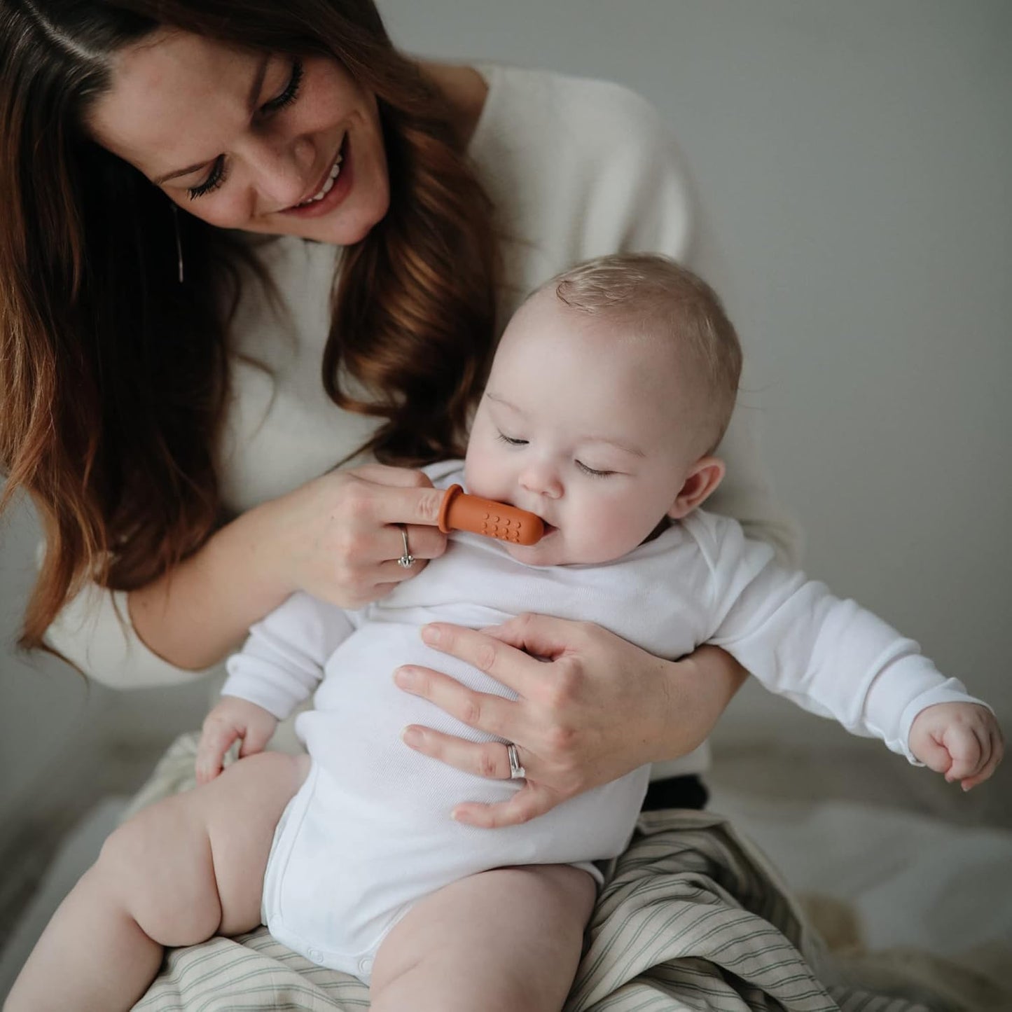 Mushie Escovas de dedo para bebês | Conjunto com 2 escovas de dedo de silicone | Primeira escova de dentes para bebês, acalma gengivas irritadas | Material: Silicone de grau alimentício (argila/areia movediça)