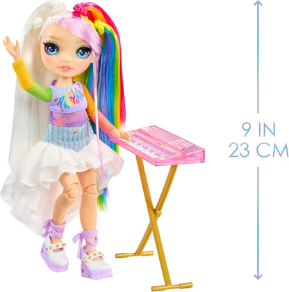 Rainbow High Junior High Rock Band - Amaya, Rainbow - Boneca Fashion de 23cm com Teclado, Personalizável com Adesivos, Articulada, Brinquedo Fofo para Crianças a partir de 4 Anos
